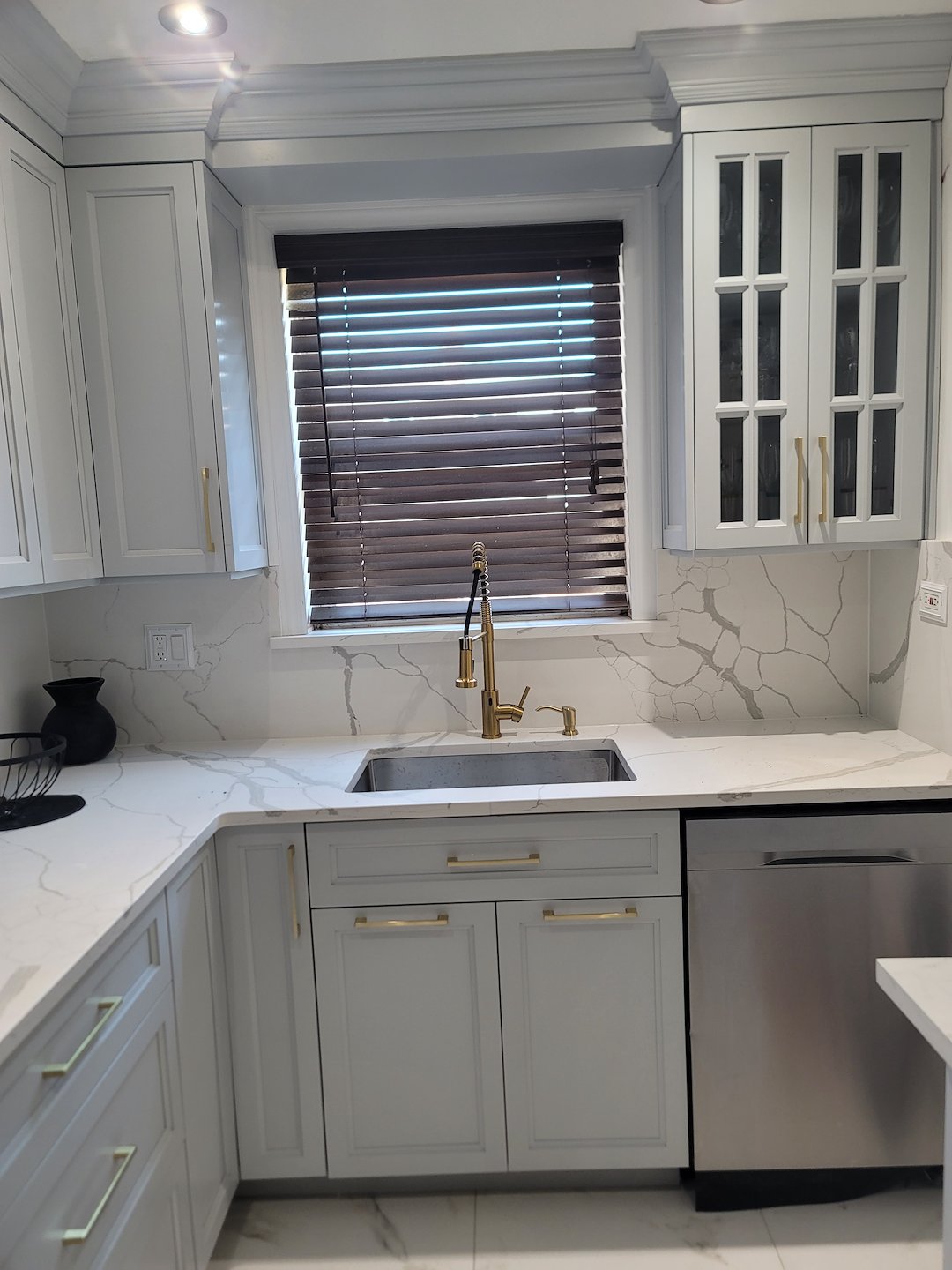 Custom-made kitchen cabinet quartz countertop (2) Thumbnail