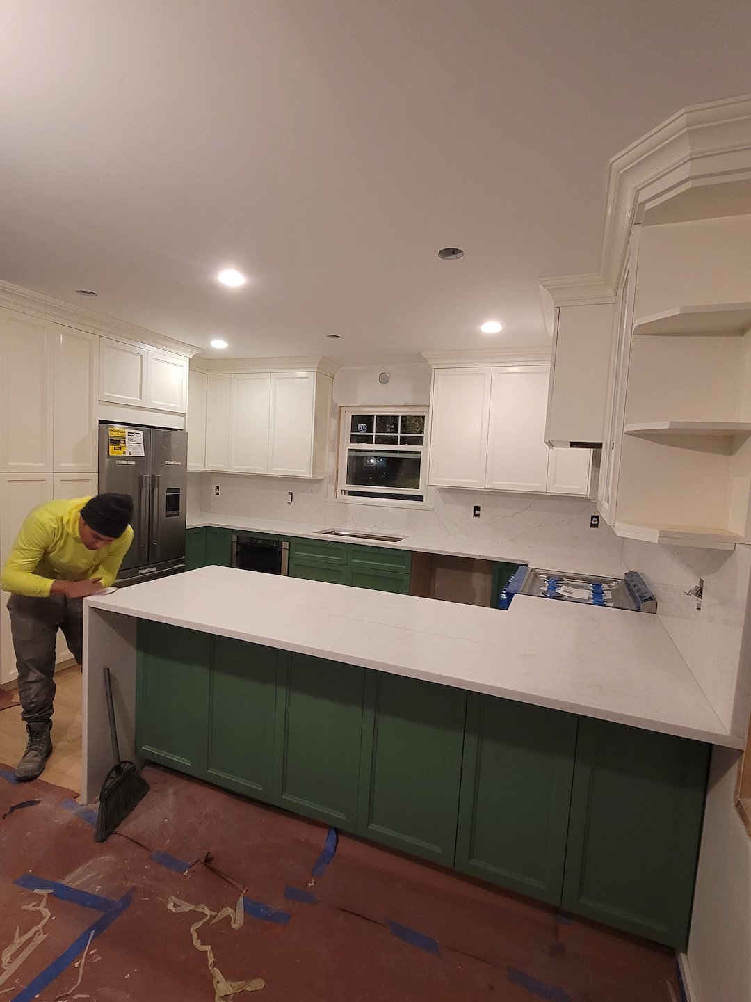 Custom-made kitchen cabinet and quartz countertop